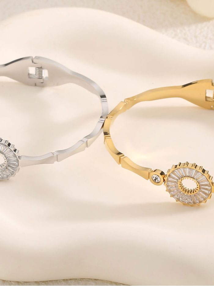 Pulsera rígida medallón con circonita