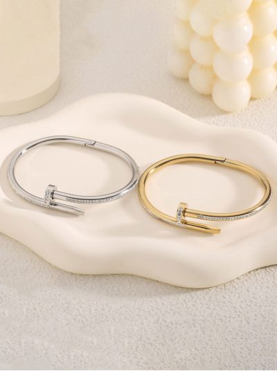 Bracelet rigide clou avec zircones.