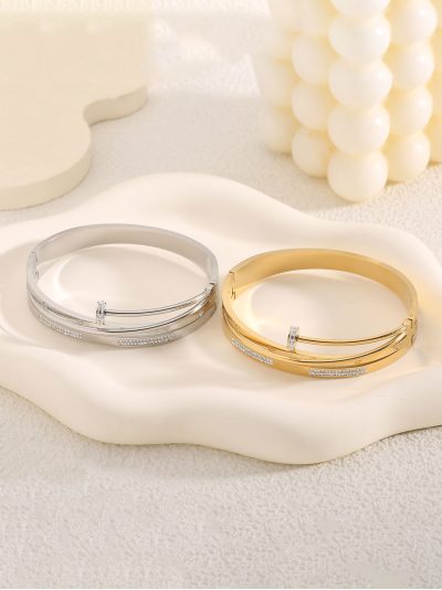 Bracelet with zirconia