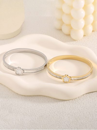 Pulsera rígida flor de nácar con circonitas