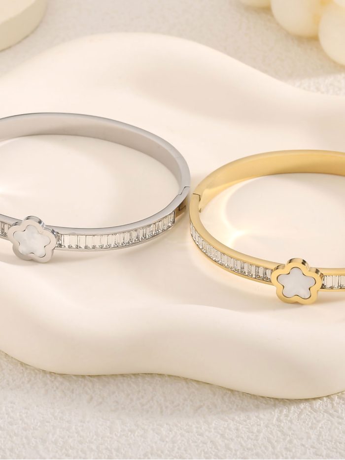 Pulsera rígida flor de nácar con circonitas