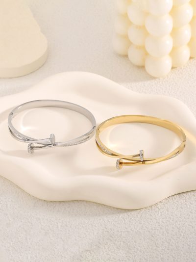 Bracelet rigide à vis avec zircones.