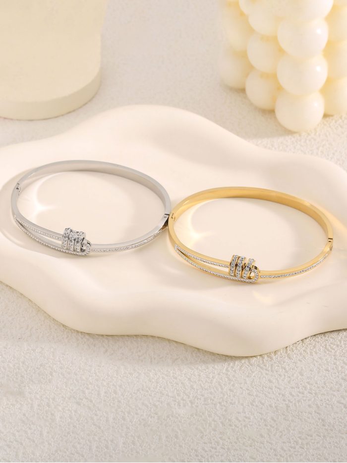 Bracciale rigido con zircone.