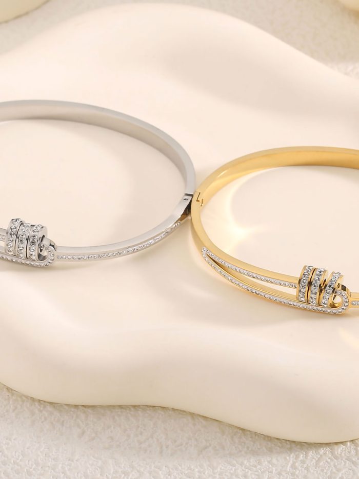 Bracciale rigido con zircone.