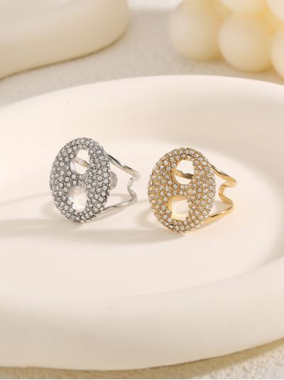 Anillo ovalado con circonitas