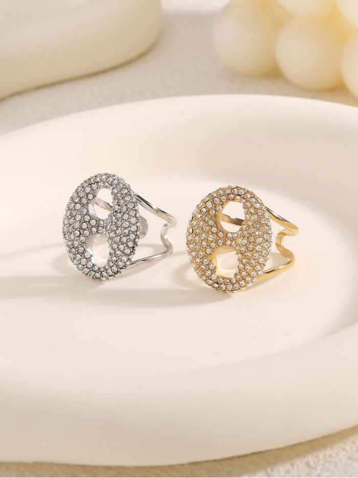 Anillo ovalado con circonitas