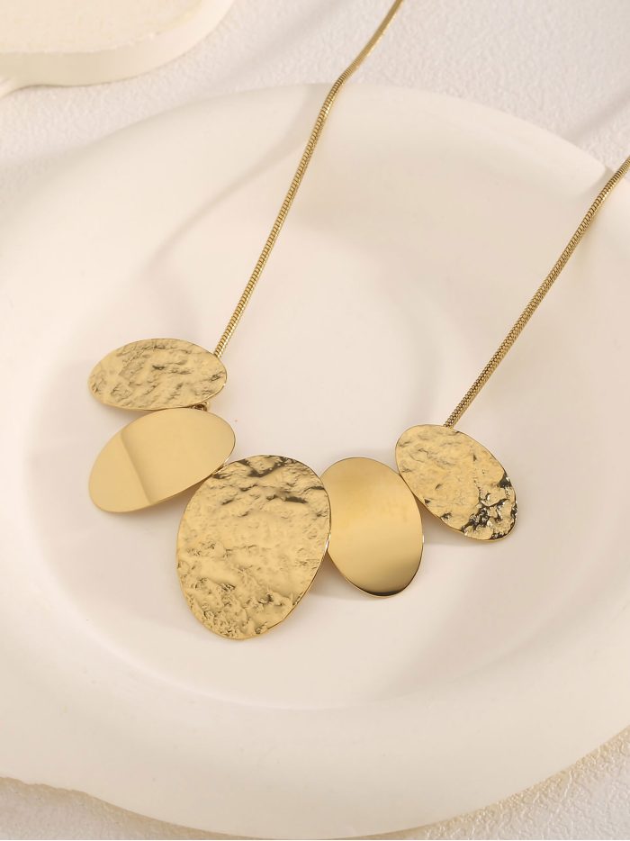 Collar placas martilladas