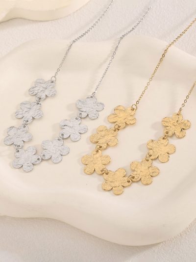 Collar flores martilladas