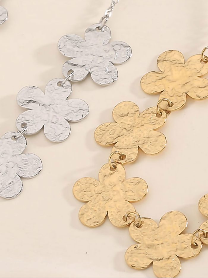 Collar flores martilladas