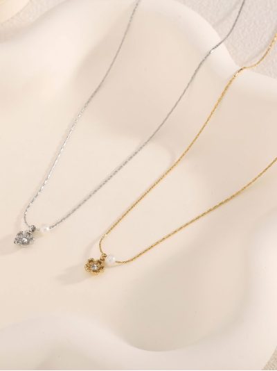 Collier fleur avec zirconias détail perle.