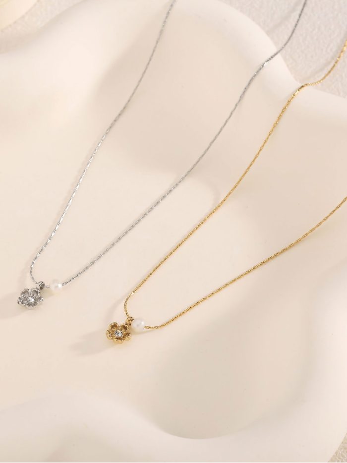 Blumenhalskette mit Zirkonia und Perlendetail