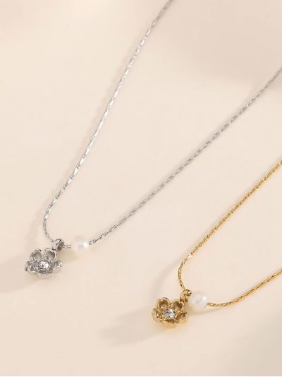 Collier fleur avec zirconias détail perle. 2