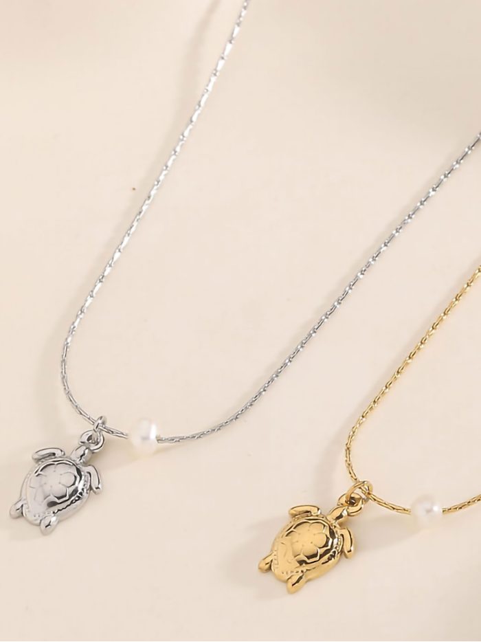 Schildkrötenhalskette mit Perlendetail