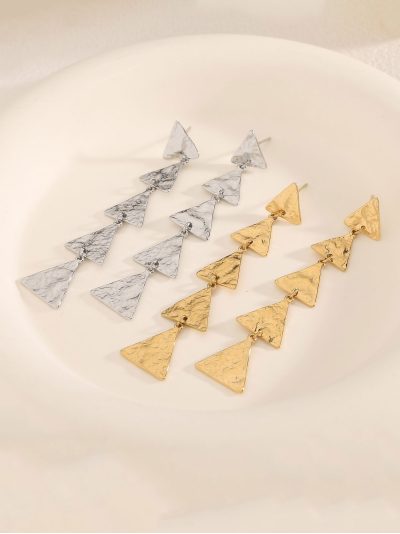 Pendientes largos triángulos martillados