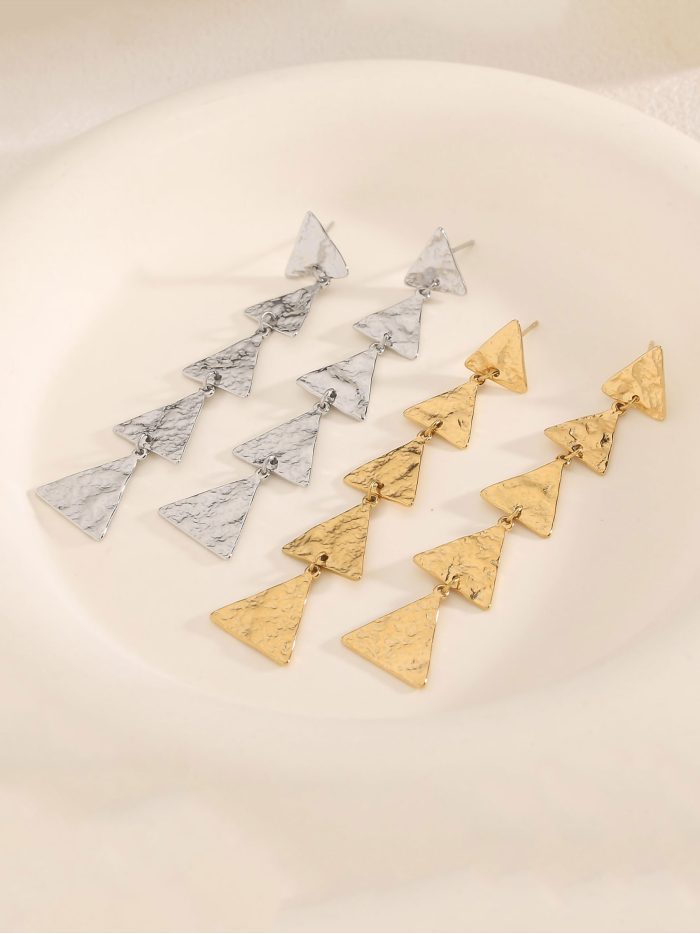Pendientes largos triángulos martillados