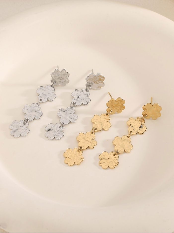 Orecchini lunghi trifoglio martellato