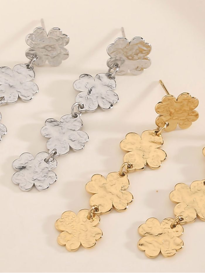 Orecchini lunghi trifoglio martellato