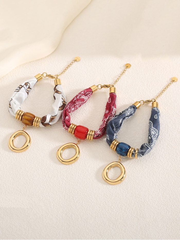 Pulseira lenço estampado com pingente de argola