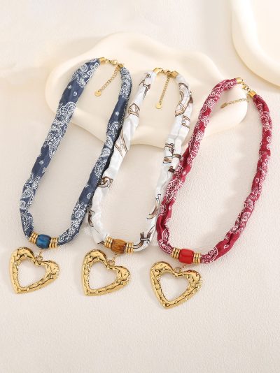 Collar pañuelo estampado charm corazón