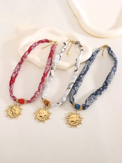 Foulard stampato con ciondolo a forma di sole