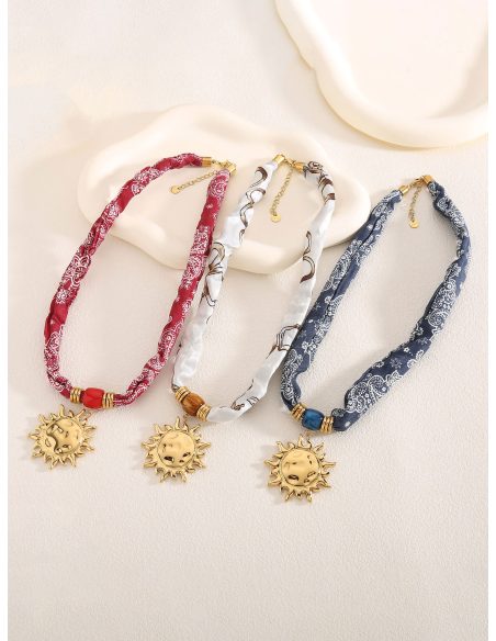 Foulard stampato con ciondolo a forma di sole