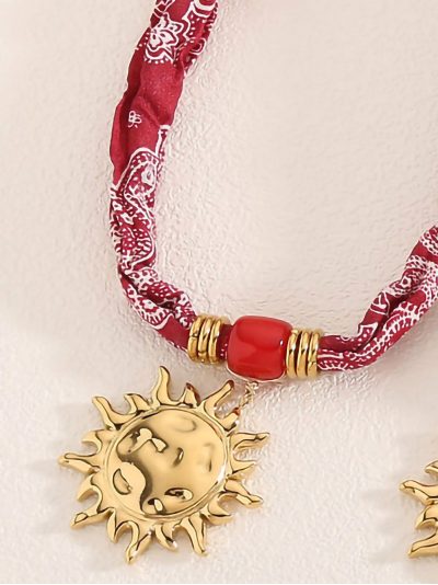 Foulard stampato con ciondolo a forma di sole 2