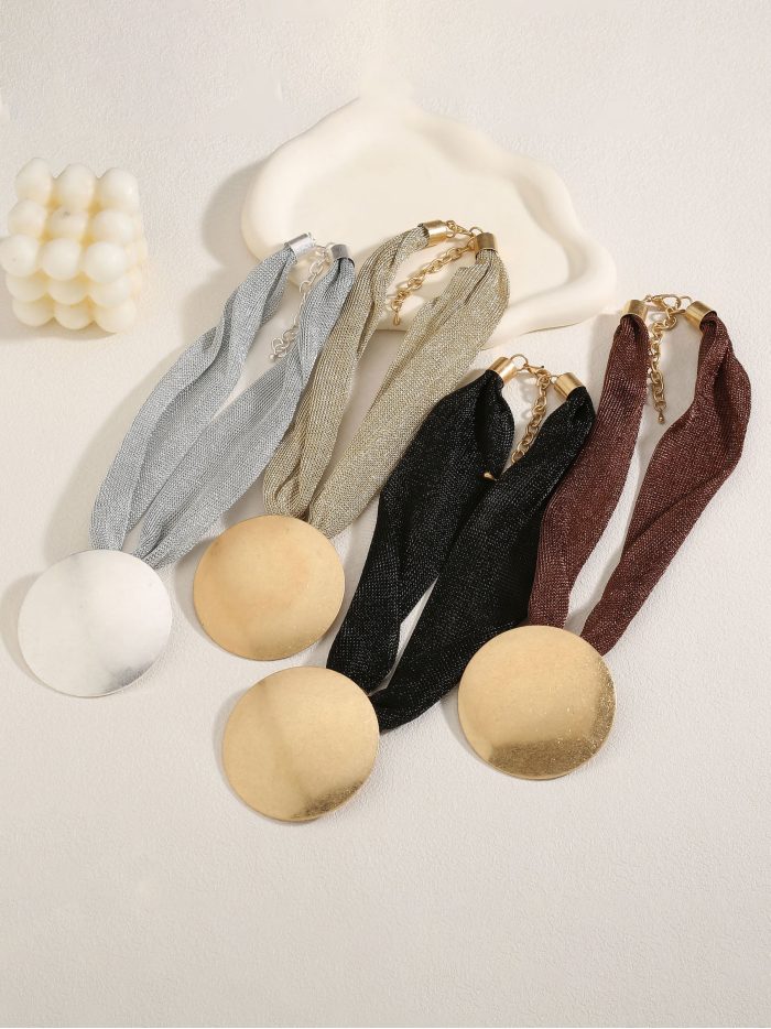 Collana girocollo con pendente a maglia