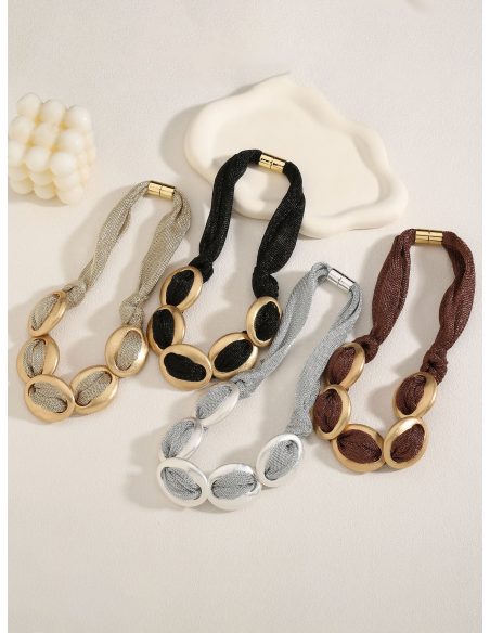 Collier ras du cou en maille avec anneaux dorés.