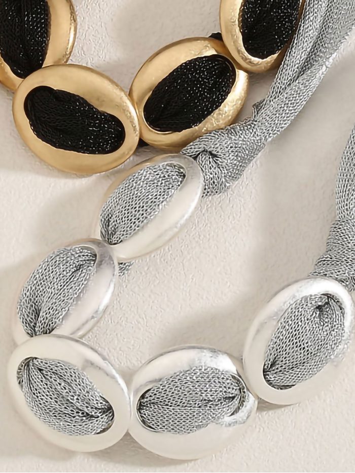 Collier ras du cou en maille avec anneaux dorés.