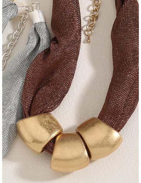 Collana choker a maglia con anelli dorati.