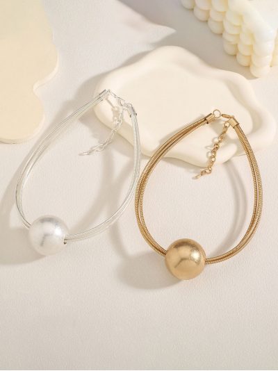 Colar gargantilha com pingente de bola.