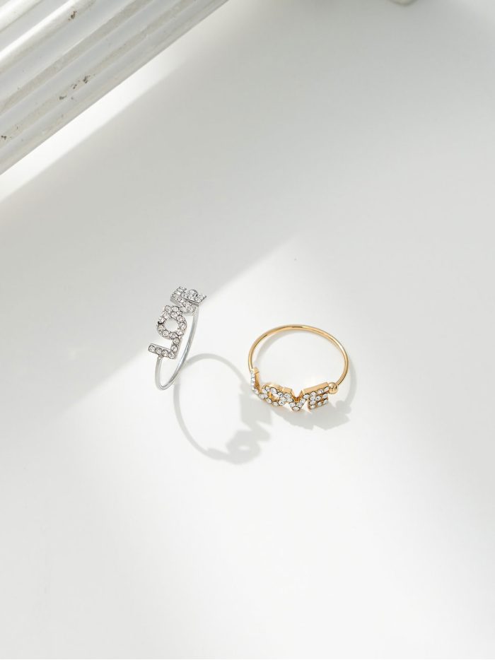 Anillo LOVE con circonitas