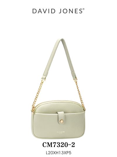 Bolso bandolera con detalle de cadena y bolsillo frontal