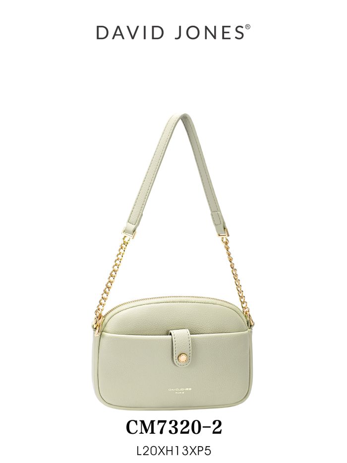 Bolso bandolera con detalle de cadena y bolsillo frontal