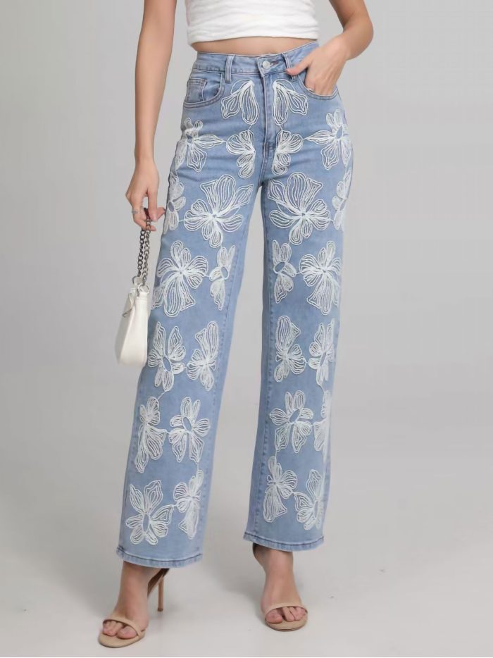 Gerade geschnittene Jeans mit Blumenstickerei
