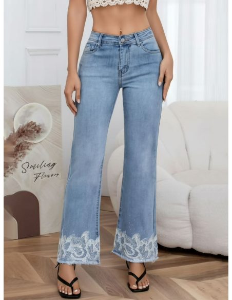 Jeans flare bajo encaje y strass