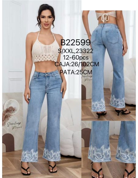Jeans flare bajo encaje y strass