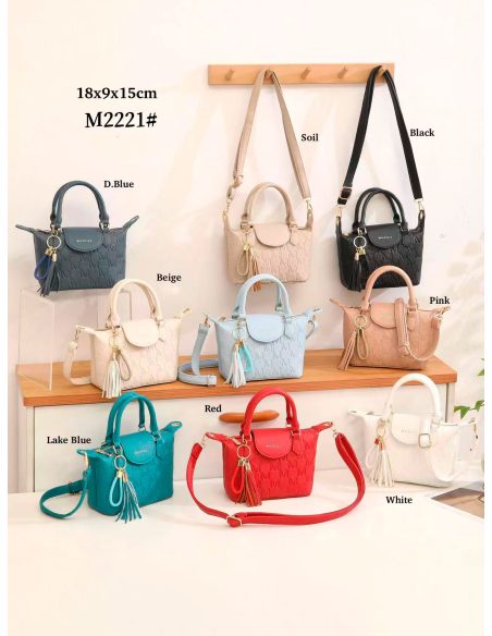 Handtasche mit Quastenanhänger