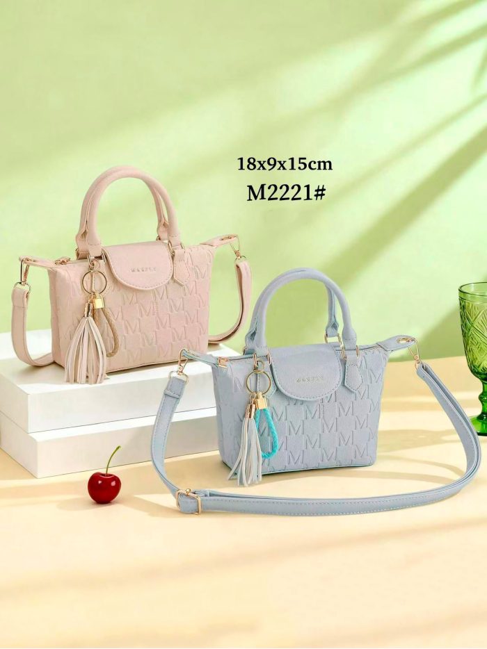 Handtasche mit Quastenanhänger