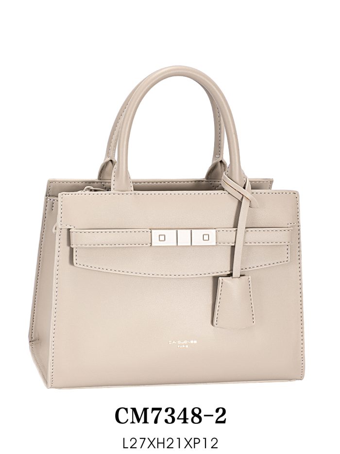 Bolsa de mão com detalhe de fivela.