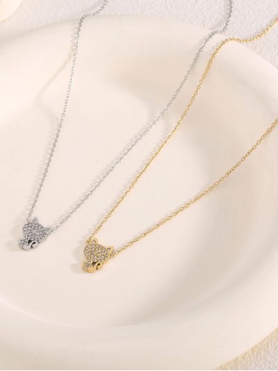 Colar pendente de gato com zircônias.