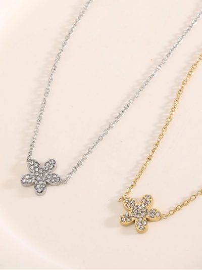 Colar pendente flor com zircônias. 2