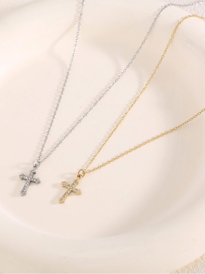 Collar colgante cruz con circonitas