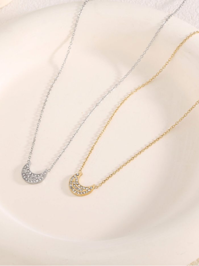 Collar colgante media luna con circonitas