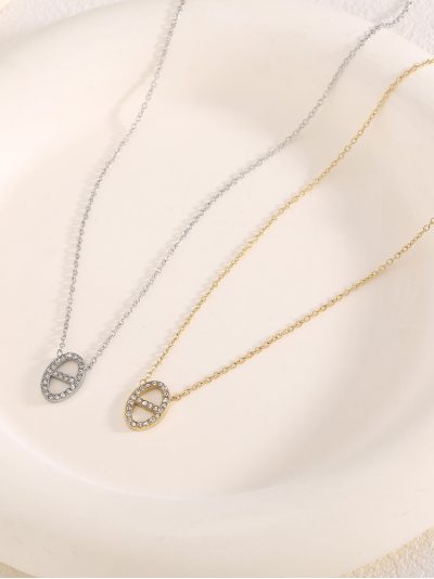 Collana pendente ovale con zirconi.