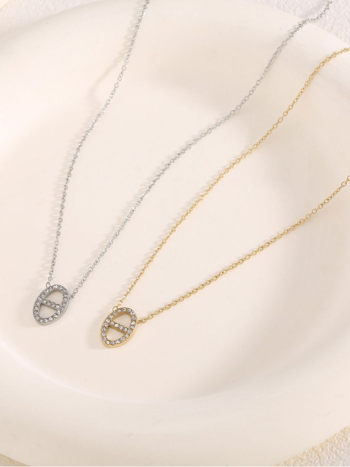 Collana pendente ovale con zirconi.