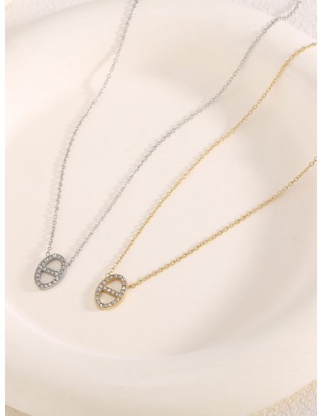 Collana pendente ovale con zirconi.