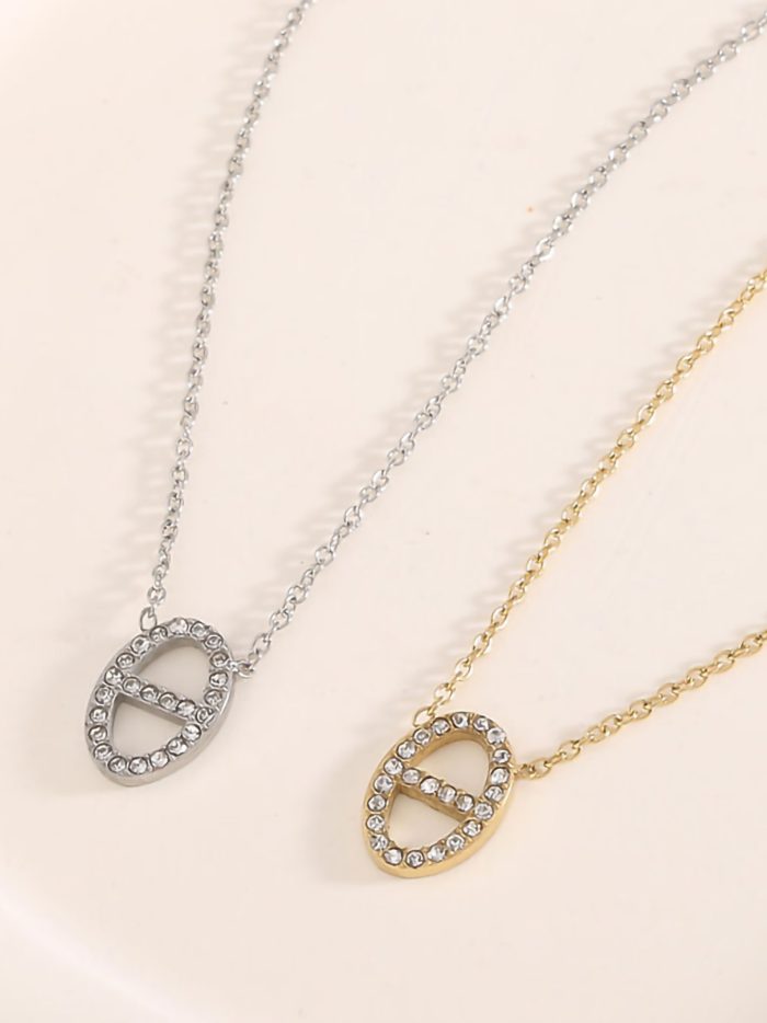 Collana pendente ovale con zirconi.