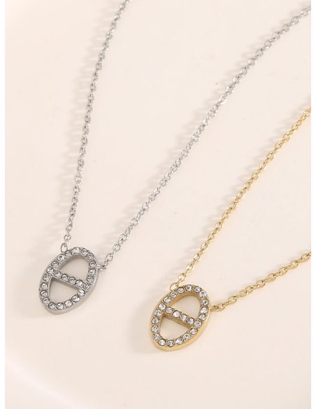 Collana pendente ovale con zirconi.