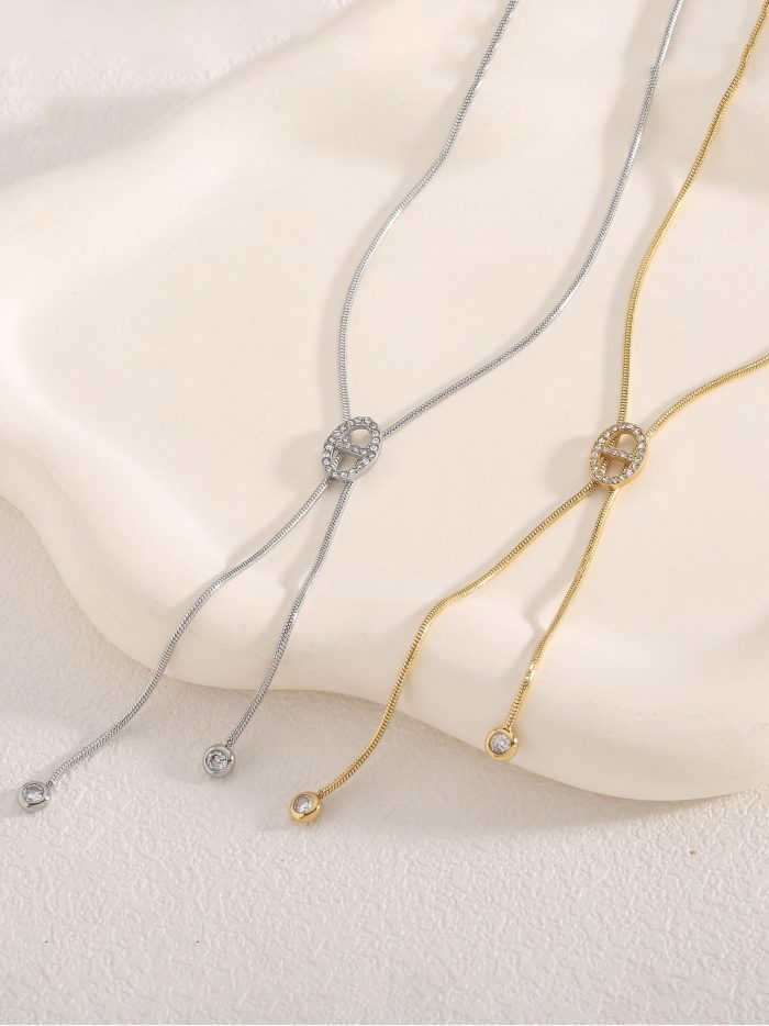 Collar ovalado con circonitas